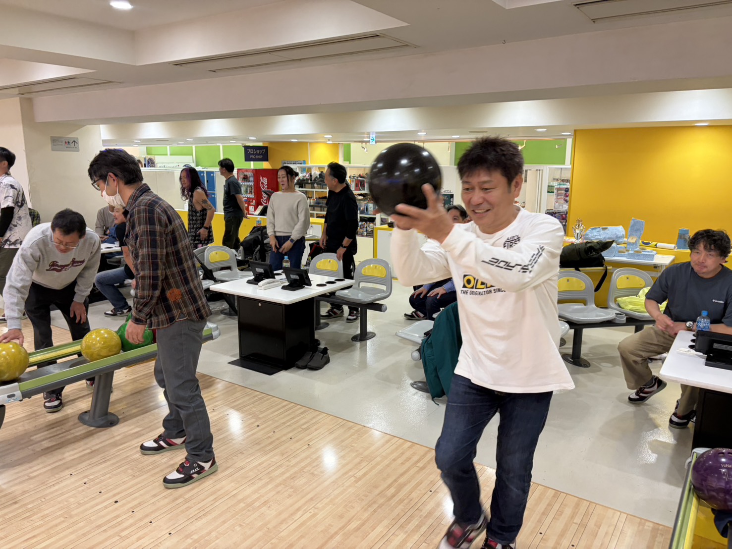 ボウリング大会を開催、仲間のつながりを強め アイキャッチ画像