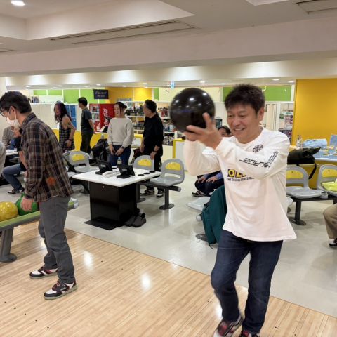 ボウリング大会を開催、仲間のつながりを強め アイキャッチ画像
